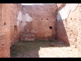 01475 ostia - regio ii - insula vi - casa dell'ercole bambino (ii,vi,3-4) - via della fontana - 1. raum von norden an der ostseite der casa - bli ri westen - 09-2022.jpg